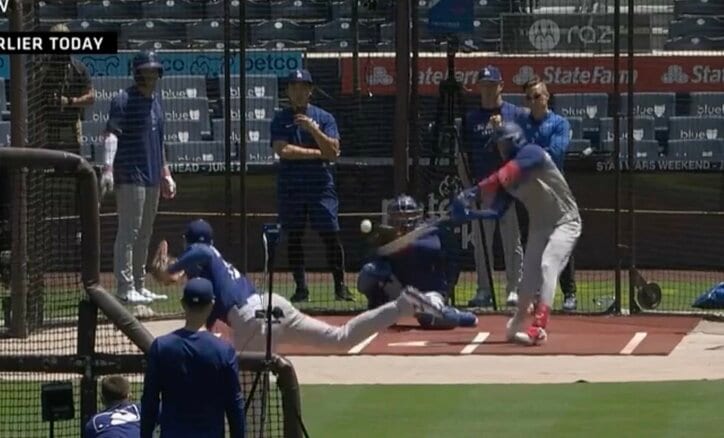 【写真・画像】何故、そこに投げた？ 大谷翔平、爆速弾丸ヒットで“異変”「この球は甘すぎる」 相手投手が見せたリアクションが話題に「ホームランにならなかっただけ」　1枚目