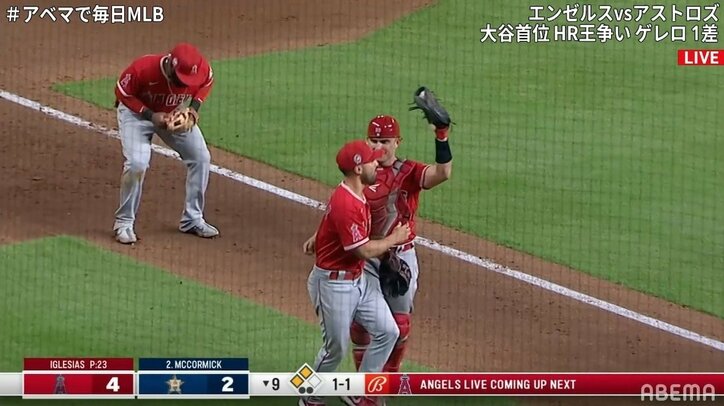 あと1アウトの場面であわや交錯→無事捕球でカバーに入った選手が“ホッ” ファン「あぶな」「ヒヤヒヤした」