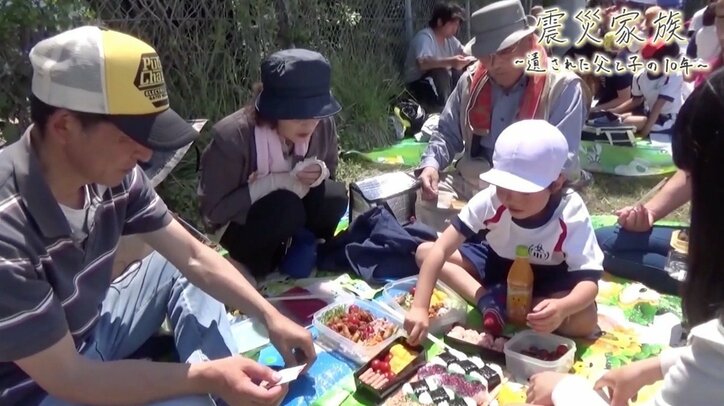 「迎えに行く夢は見るけど、一緒にいる夢は見ねえんだなあ」 津波で妻と両親を失った父、3人の子と歩んだ10年