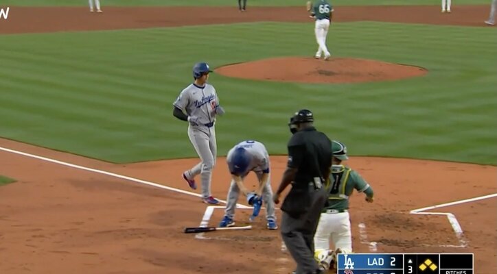 【写真・画像】なんだ、ただの聖人か… 大谷翔平、ベンチでの“神対応”が話題に「教えて大谷先生！」ホームラン直後に後輩と話しまくる「ガチ信者やんw」　1枚目