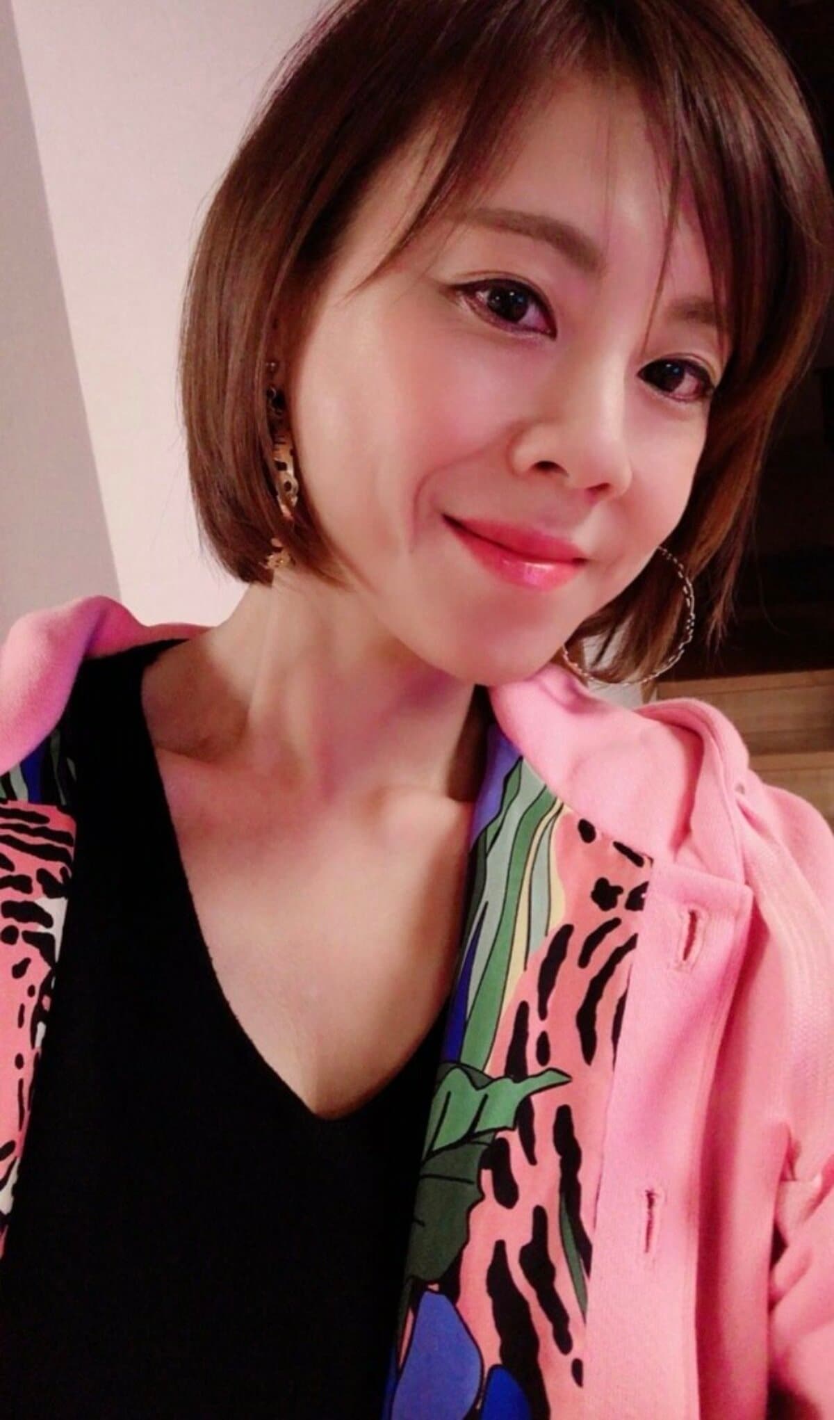 高橋真麻 ラフ な私服姿を披露 珍しい ピンクがお洒落 の声 話題 Abema Times