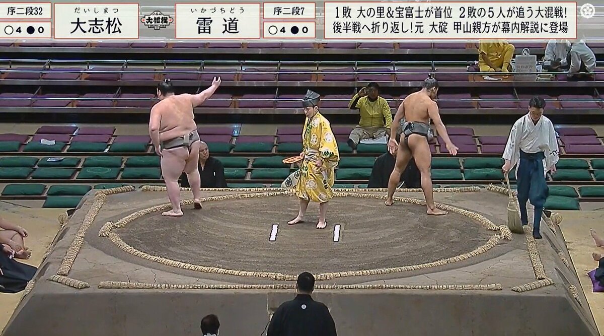 力士が四股でコケた 思わぬハプニングに親方も厳しい表情 「四股で