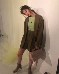 「え！めっちゃ好きです」「大人の色気」鈴木愛理、セットアップのクールなショットに絶賛の声