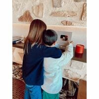 「微笑ましい写真です」「ほのぼのしますね」紗栄子、次男におんぶされている姿を公開し反響