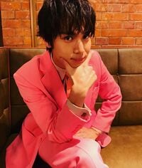 「日本一かっこいい」「とっても似合ってます」中川大志のピンクスーツ姿にファン歓喜