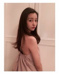 板野友美、美背中際立つプライベートショットに「見返り美人」「似合ってるかわいい」の声