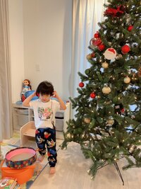 アレクサンダー『H &M で買った　スパイダーマンのヘッドホン‼️』