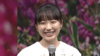 【映像】華やかな花柄ワンピースで登壇した芦田愛菜