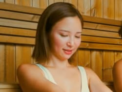 スタイル抜群！紗栄子似の31歳爆美女ギャルの水着姿が眩しい…彼氏と肩を寄せ合いサウナで汗かき密着