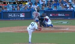 吉田正尚は大丈夫か…？ ヤバすぎる音の“強烈デッドボール”が直撃　あまりの激痛に歩けず… ファン騒然「これは酷い」「マジでやめてくれよ」