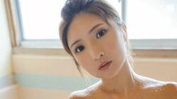 “軽トラ女子”三田悠貴、古民家で見せる無防備な豊満ボディ 『FLASH』登場