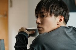 妻を監視し両目ガン開きの全集中…成宮寛貴、“不気味な夫”を怪演！8年ぶりの俳優復帰作に驚きの声「時計じかけのオレンジみたい」「怖い怖い」