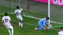 「巨大な失態」鈴木彩艶が“股抜き被弾”で唖然…「先制点をプレゼント」「完全なる悪夢」4失点の復帰戦に現地メディア辛辣＆スタメン論争も