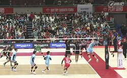 それは取れない… 男子バレー、衝撃のバックアタックが炸裂 レシーバーの表情が思わず歪んだ破壊力に場内拍手喝采