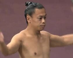 「細くて小さい」36歳の60キロ力士が15歳力士に“奇襲” 驚きの動きに館内どよめき「目の前から相手が消えた」