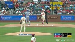 痛っ！ 大谷翔平のフルスイング弾丸ファールが審判直撃…「大丈夫？」あまりの衝撃にキャッチャーは審判とハグ