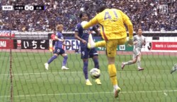 「何やってんだ…」FC東京守護神が“衝撃キックミス”で痛恨失点！「スカッちゃったね…」「擁護できん」「定期的にポカする」チームメイト唖然＆ファン落胆