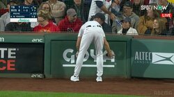 吉田正尚の強烈ファウルと映像技術が生んだ珍場面“見えない看板”が破壊された一瞬の出来事