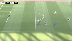 「なんで判定を変えたんや」ペナルティエリア外のファウルで判定が二転三転する珍事が発生　FKがPK→VAR介入でFKに「どうみても外だぞ」選手は抗議、ファンはやきもきした瞬間