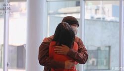 野村周平、“ゲス極”ライブ前で緊張するさとうほなみをギュっと抱きしめ「大丈夫だよ」『私たち結婚しました』第7話