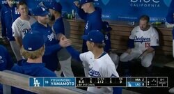 一体、何が起きた…！？ 山本由伸、中継カメラがとらえた感動の瞬間　ベンチ総出で大盛り上がり！好投を称えられるシーン「めっちゃ優しいな」「実力が認められて嬉しい」