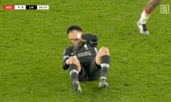 「事故すぎる…」遠藤航に悲劇の“衝撃アクシデント”発生！ 至近距離から顔面にボール直撃→悶絶中に失点「めちゃくちゃ痛そう」