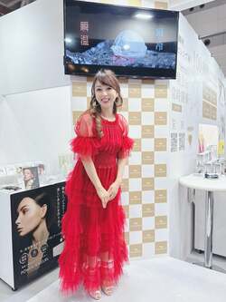 渡辺美奈代、真っ赤なシースルードレス姿のオフショットを公開 「お綺麗ですね」「とってもかわいいです」などの声