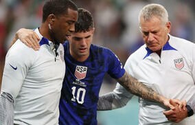 「キャプテン・アメリカだ！」「真のヒーロー」チームを決勝Tに導くゴールも負傷交代のプリシッチ、病院のベッドから勝利を祝うガッツポーズ！「心配しないで」