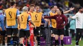 W杯敗退で審判に猛抗議…カバーニらウルグアイ選手、出場停止処分