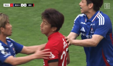 「なぜキレた？」長期出場停止も…浦和MFが副審を小突き一発退場「手を出すのは愚か」「何やってんだよ」まさかの暴挙に批判