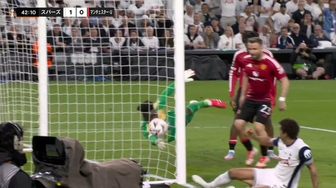 嘘だろ？まさかの“空振りショット”が決勝点に「触ってないだろ？」「これが決勝ゴールか」41シーズンぶりのEL優勝に導いた珍ゴールが話題沸騰 4枚目