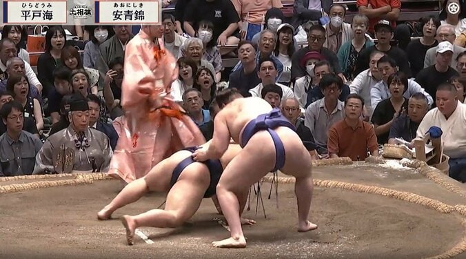 黒のノースリーブにネックレス姿の小谷さん