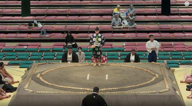 【写真・画像】「あぶなっ」力士の顔の上に力士が…あわやのアクシデント発生 「無事で何より」ファンも“ヒヤリ” 1枚目