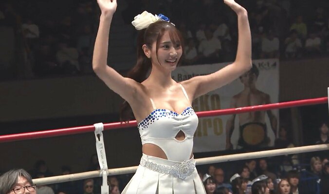 「何このキレイな人」「一人だけ衣装が違う」ひと際目を引くラウンドガールにざわつき “9等身”映える華麗な技も披露 4枚目