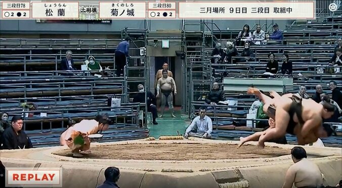 大相撲で取り直し→再び物言いの“珍事” デジャブのような光景に「みんな笑てる」「リプレイを見てるみたい」館内どよめきと拍手 2枚目
