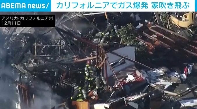 搜索する消防隊員