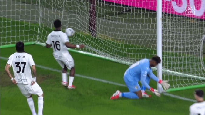 まさかの失点に唖然とする鈴木彩艶