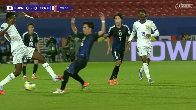 「レッドだろ！」日本代表MFが“足裏タックル”被害で絶叫…検証映像が物議「FVSが遠いアングルのみ」【U-20W杯】 3枚目