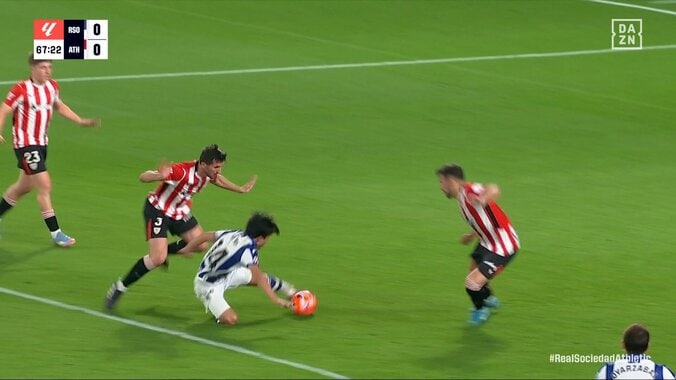 「PKだろ！」久保建英、圧巻ボール奪取→ペナルティエリア内で倒されるもPKなし「とらないんかい」不可解判定に抗議のアピール 3枚目