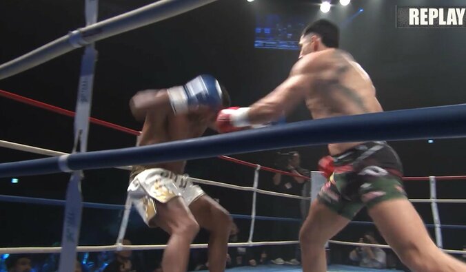 たまらず後方へ吹き飛ぶ