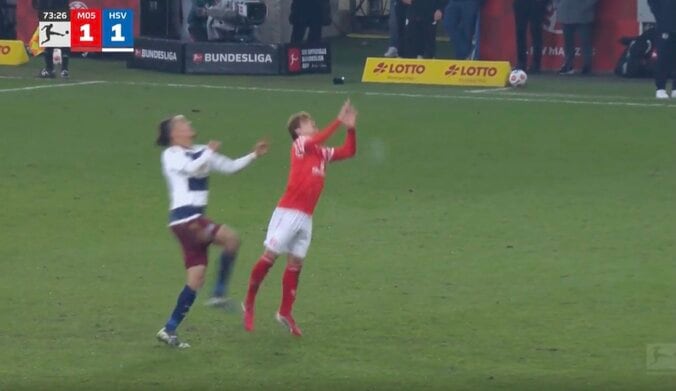 場内騒然！佐野海舟、まさかのアクシデント「エグいな」強烈“肘打ち”が顔面直撃！→相手DFをノックアウト… 空中戦のデュエルで激しく接触 2枚目