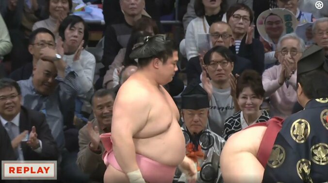 向正面にピンク色のセーターを着用した大村崑さん