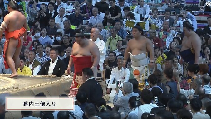 力士との対比がじわる光景が続く