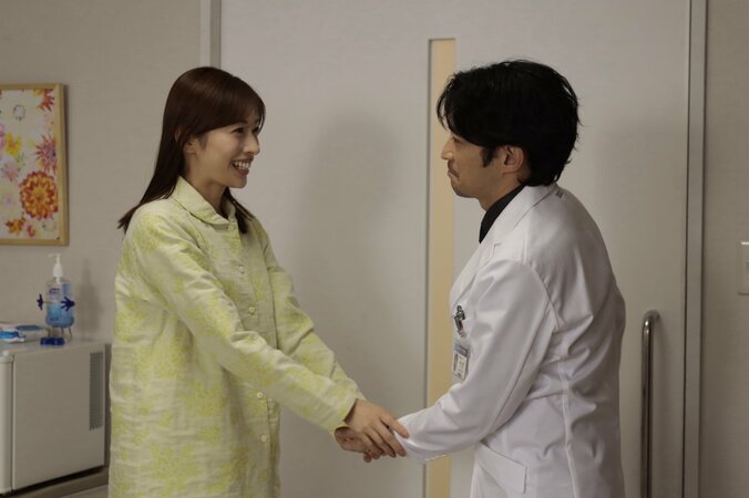 【写真・画像】美人ナースとの不倫が泥沼…津田健次郎、風呂上がりの逢瀬で色気爆発「前髪下ろしてえちえち」「発狂モノ」ファン大興奮『グレイトギフト』5話　3枚目