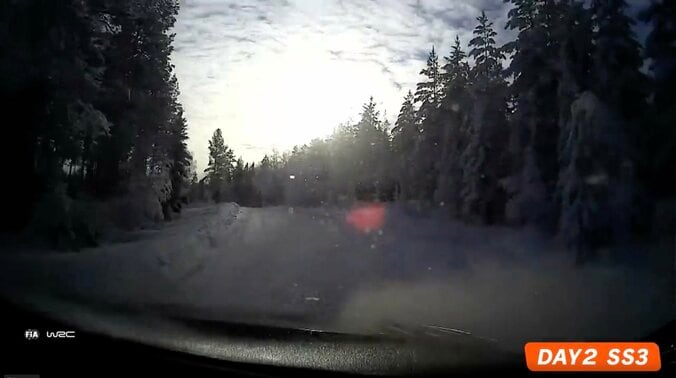 世界ラリー、日本人ドライバーが雪壁激突も“無傷で生還” 2位表彰台の裏であわや…魔のコーナーで危機一髪の瞬間 4枚目