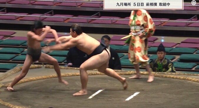 “57キロ”力士が一撃で「吹っ飛んだ」驚きの光景 「まぁそうなる」「最軽量頑張れ」励ましの声 3枚目