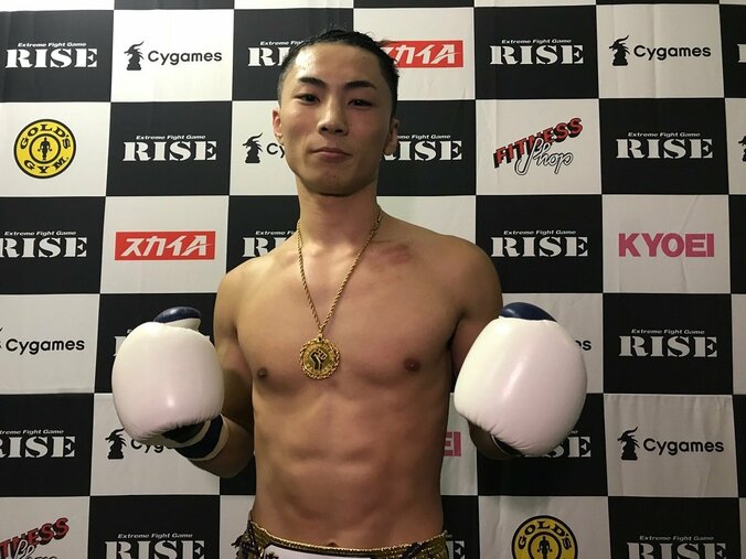 新スター誕生か？那須川天心の盟友・元ボクサー篠塚辰樹、1ラウンドKOで衝撃RISEデビュー！「パンチは俺がダントツ。フェザー級では自分が一番強い」 2枚目