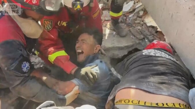 死者1700人超のベネズエラ地震　106時間ぶりに男性“奇跡の救出” 1枚目