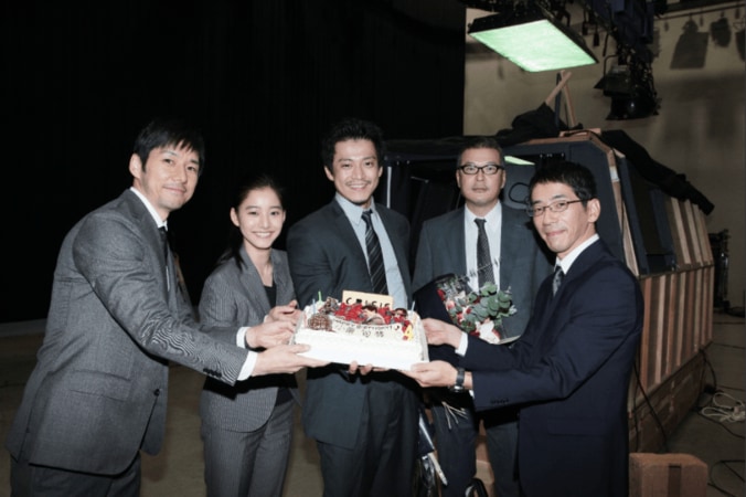 小栗旬『CRISIS』撮影現場で迎えた34歳　約5ヶ月前のサプライズバースデー初解禁 1枚目