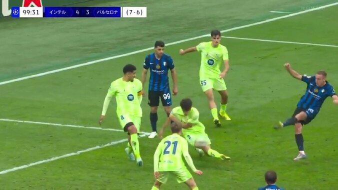 魂の一撃でバルサを撃破「英雄だ」「サッカーの神様がいる」GK硬直のワンフェイク＆ピンポイントコントロールショットにスタジアム大熱狂【CL準決勝】 2枚目